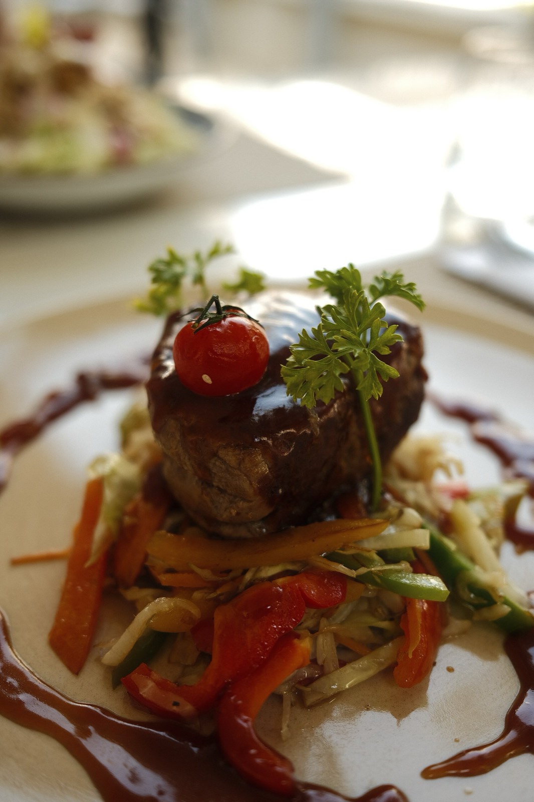 Bavette de bœuf servie avec des légumes du marché