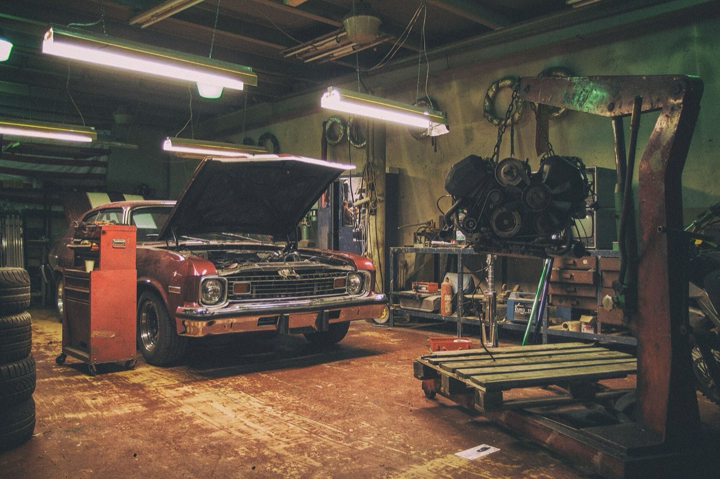 L’atelier du Garage Rivard, véhicule sur le pont